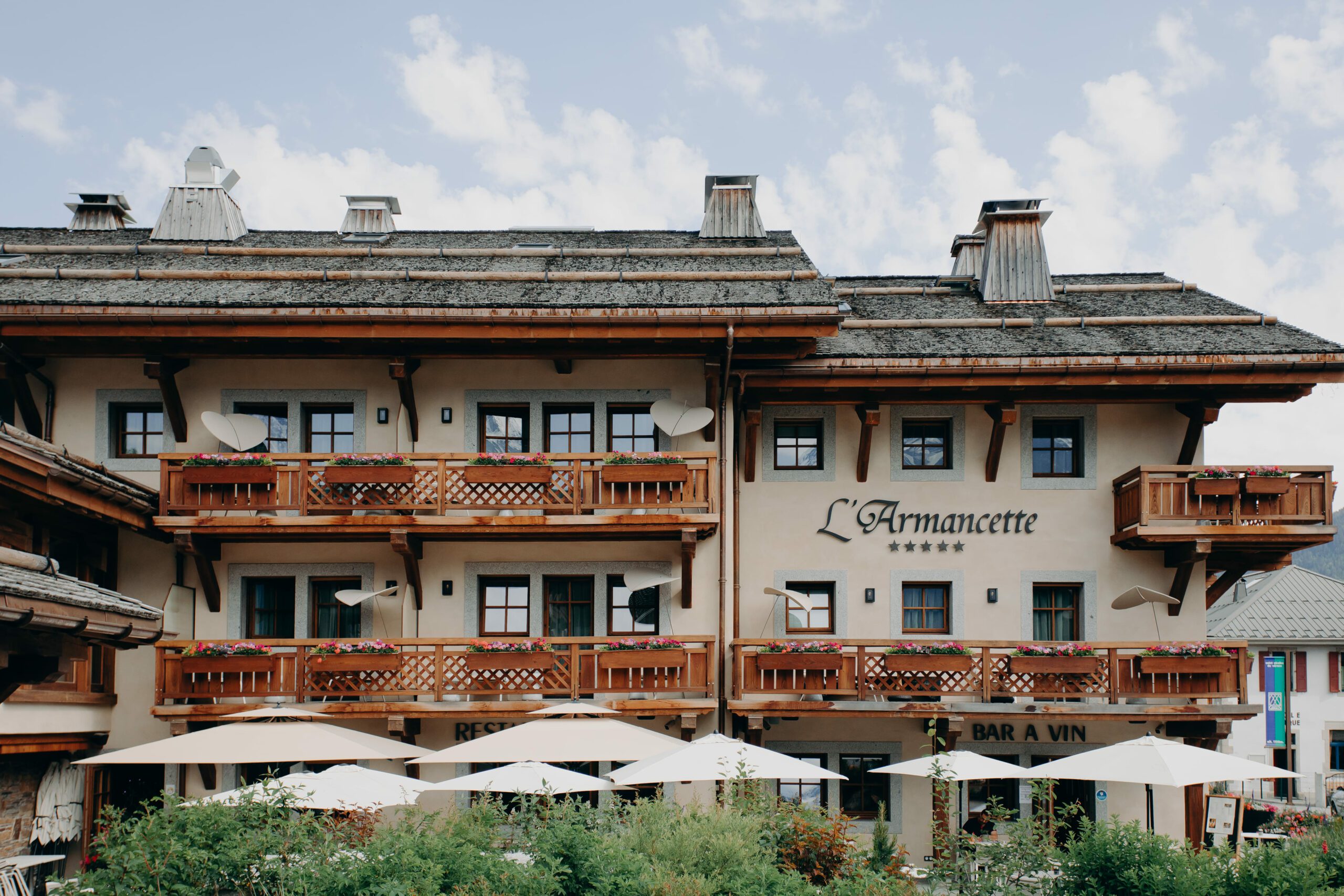 Au cœur des Alpes, au pied du massif du Mont-Blanc, notre hôtel cinq étoiles Armancette vous propose de superbes chambres, des menus hautement gastronomiques, une salle de sport avec spa, sans oublier des chalets individuels à Saint-Nicolas-de-Véroce et à Chamonix.